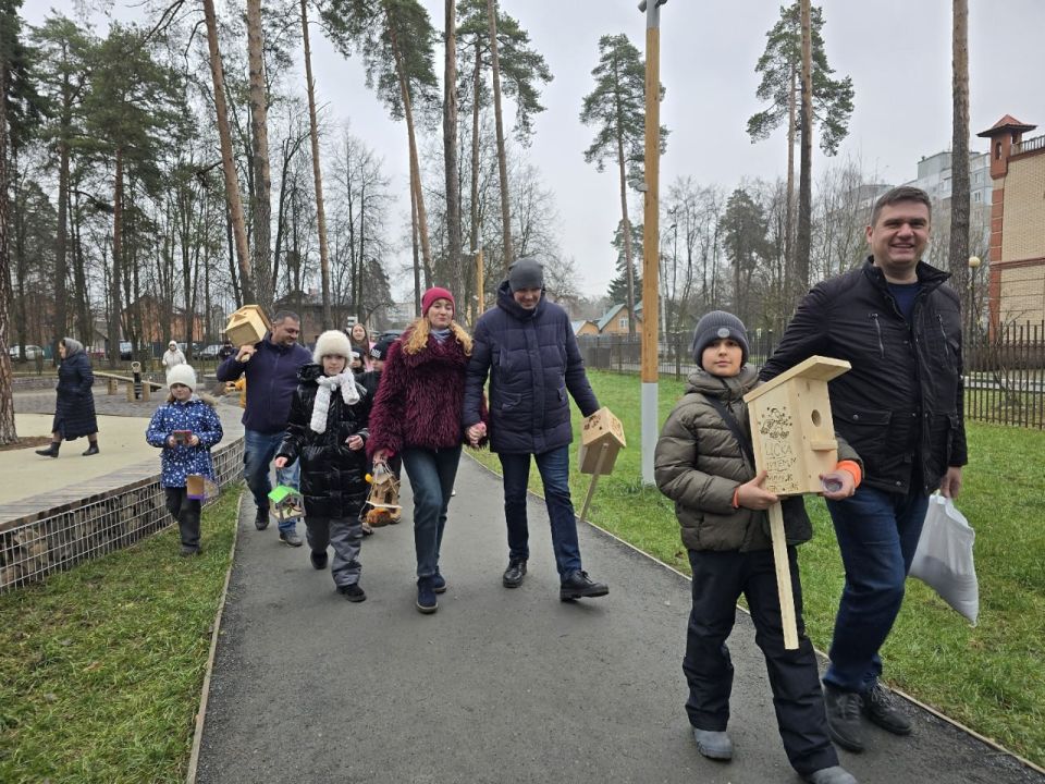 Жители Пушкинского помогли птицам подготовиться к холодам