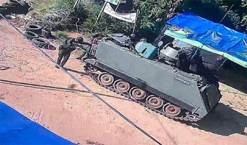 Тяжелая техника Таиланда уже на границе с Камбоджей, передает Khmer Times