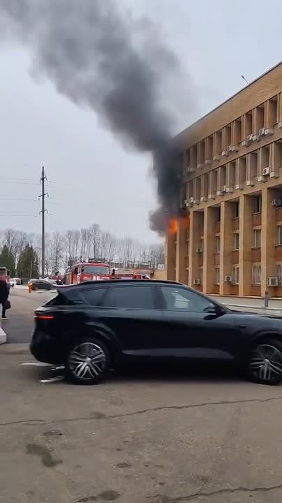 412 человек эвакуировали во время пожара в администрации подмосковной Каширы