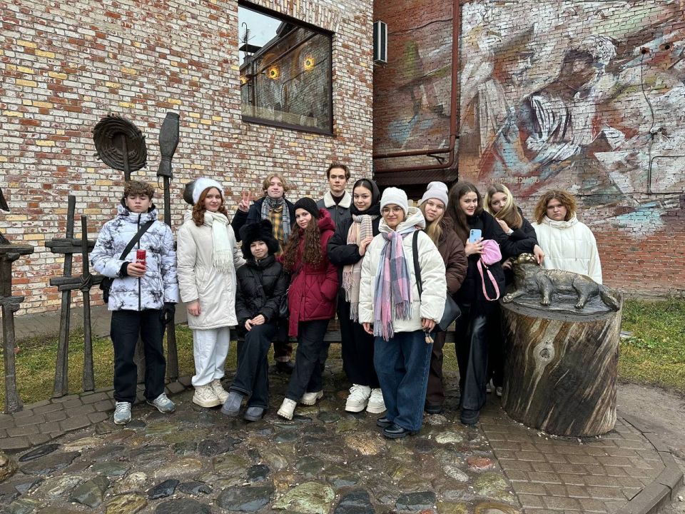 Образцовый коллектив — молодёжный театрстудия «Синяя птица» (ДК «Россия», режиссёр — Александра Диварова) — достойно представил Серпухов на Всероссийской олимпиаде искусств в Казани