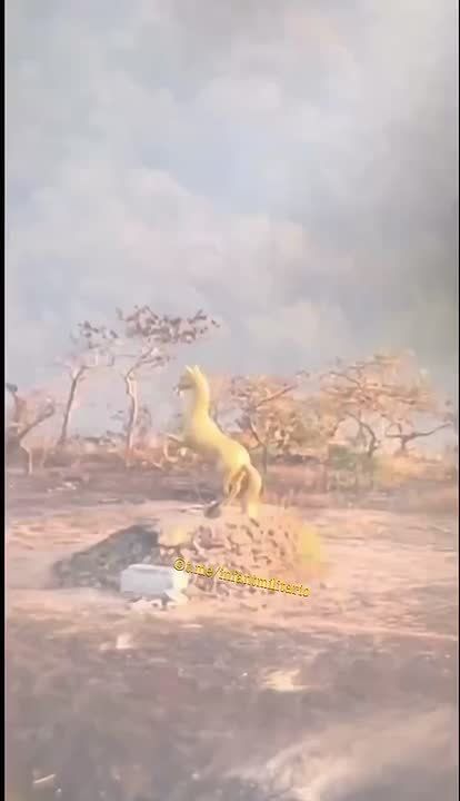 Тайские солдаты разрушили памятник Золотому коню, символ 3-го батальона обеспечения Королевской армии Камбоджи в Пхлан Хин Пает Кон