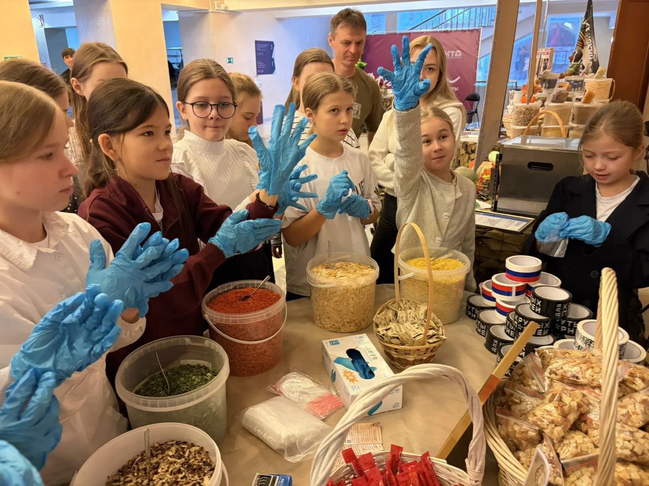 Россия – страна героев!. Сегодня ребята из 5 "А" класс отправились в удивительное путешествие по страницам истории нашей страны Россия – страна героев!. Сегодня ребята из 5 "А" класс отправились в удивительное путешествие по страницам истории нашей страны