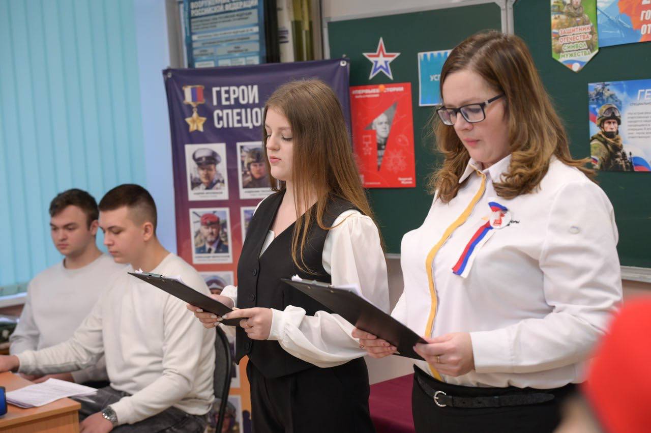 В школе №5 г. Пересвет состоялось торжественное открытие «Парты Героя» в память об участнике СВО Павле Зимине В школе №5 г. Пересвет состоялось торжественное открытие «Парты Героя» в память об участнике СВО Павле Зимине