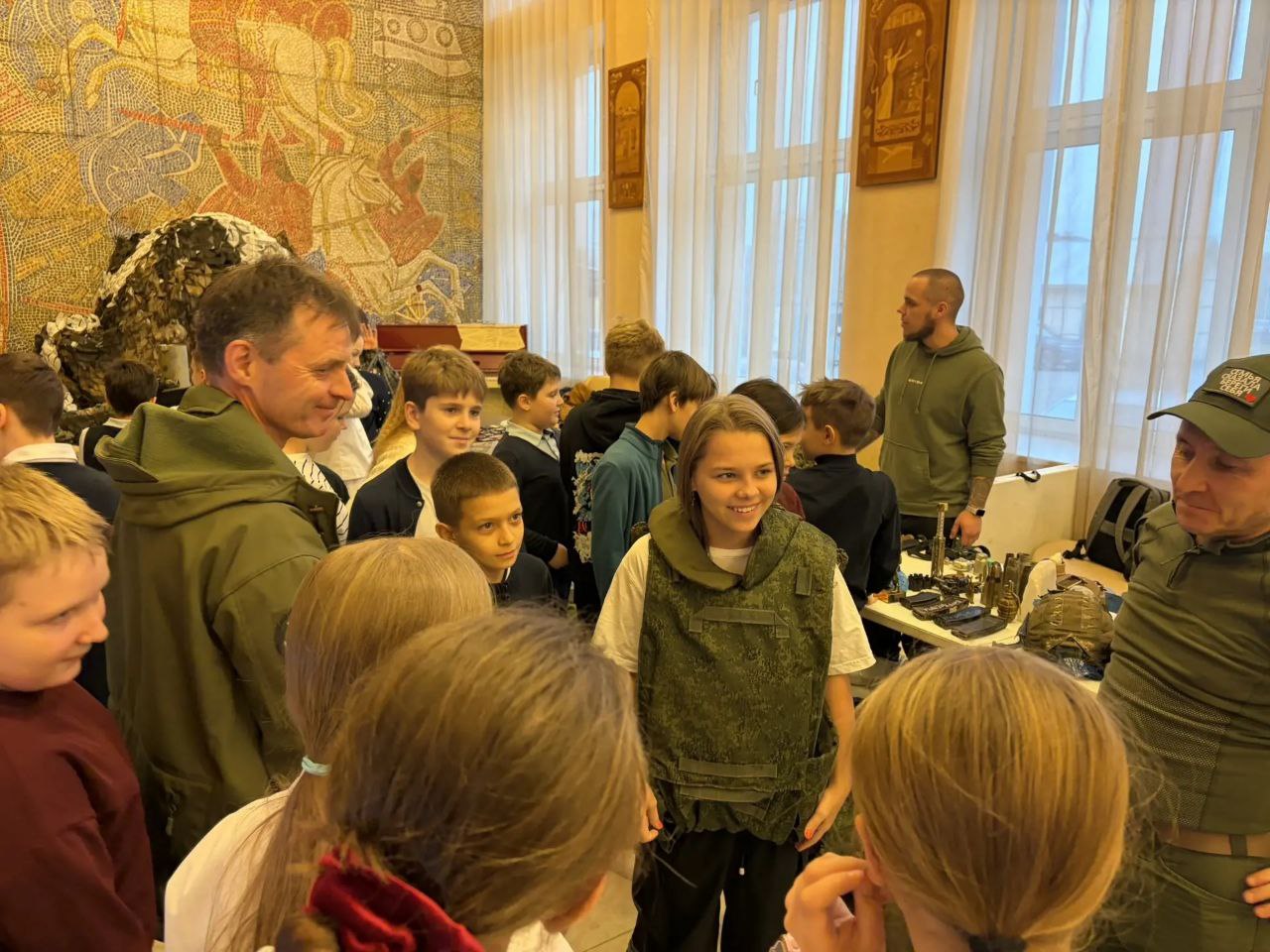 Россия – страна героев!. Сегодня ребята из 5 "А" класс отправились в удивительное путешествие по страницам истории нашей страны Россия – страна героев!. Сегодня ребята из 5 "А" класс отправились в удивительное путешествие по страницам истории нашей страны