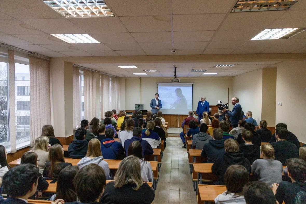 Более 100 студентов РГГУ встретились с председателем Торгово-промышленной палаты Александром Пашковым Более 100 студентов РГГУ встретились с председателем Торгово-промышленной палаты Александром Пашковым