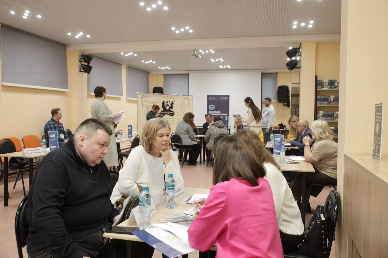 Игорь Сухин: Встречу с жителями в формате выездной администрации на этот раз провели в обновлённой Центральной библиотеке имени А.С. Пушкина. По традиции её посетило большое количество жителей, готовых задать вопросы и... Игорь Сухин: Встречу с жителями в формате выездной администрации на этот раз провели в обновлённой Центральной библиотеке имени А.С. Пушкина. По традиции её посетило большое количество жителей, готовых задать вопросы и...