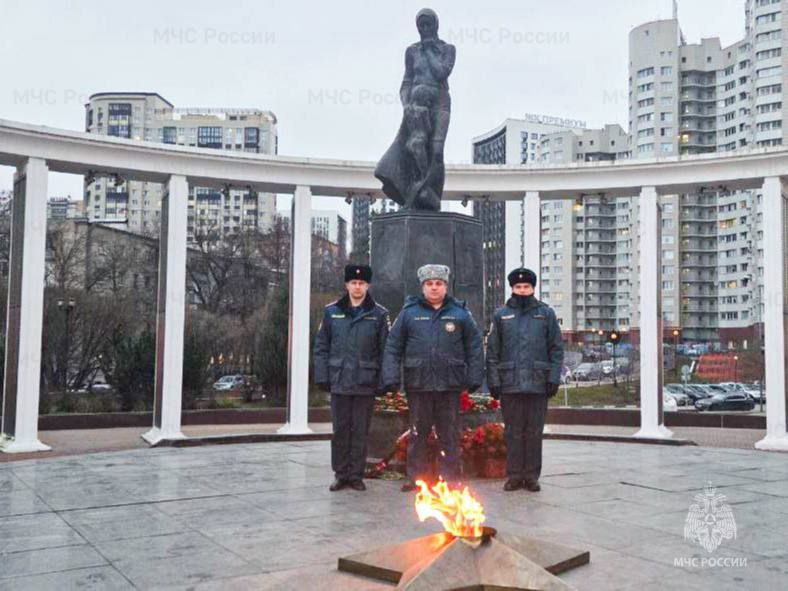 В Пушкино сотрудники МЧС России возложили цветы к мемориалам в День Героев Отечества