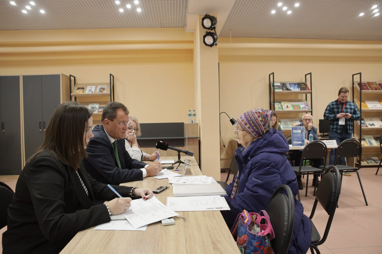 Игорь Сухин: Встречу с жителями в формате выездной администрации на этот раз провели в обновлённой Центральной библиотеке имени А.С. Пушкина. По традиции её посетило большое количество жителей, готовых задать вопросы и... Игорь Сухин: Встречу с жителями в формате выездной администрации на этот раз провели в обновлённой Центральной библиотеке имени А.С. Пушкина. По традиции её посетило большое количество жителей, готовых задать вопросы и...