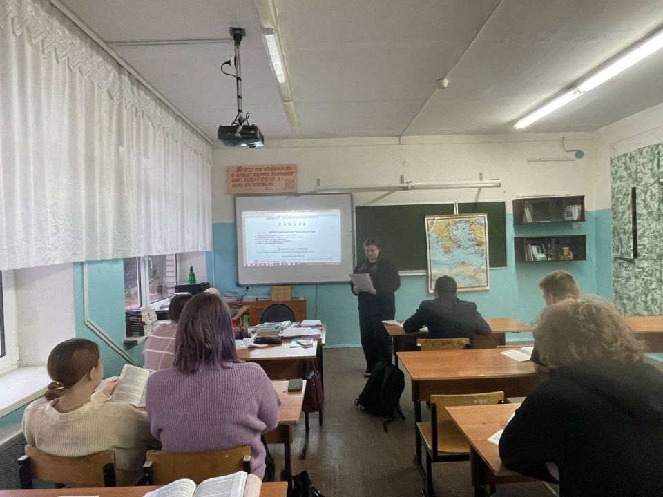 В рамках недели по функциональной грамотности Малых Е.С провела урок обществознания в 11 А классе на тему «Участники политического процесса.Роль СМИ в политической жизни»