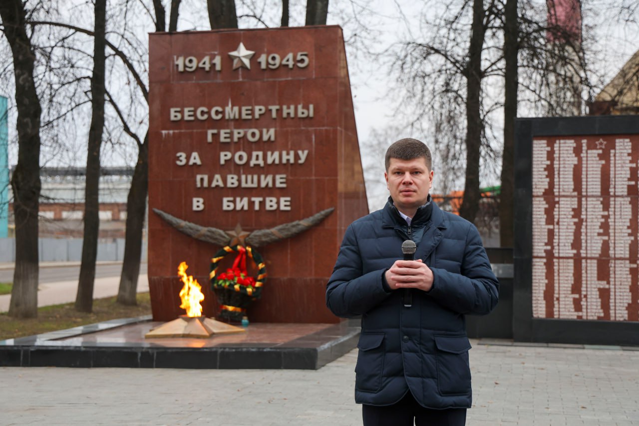 Возложение цветов на Мемориальном комплексе