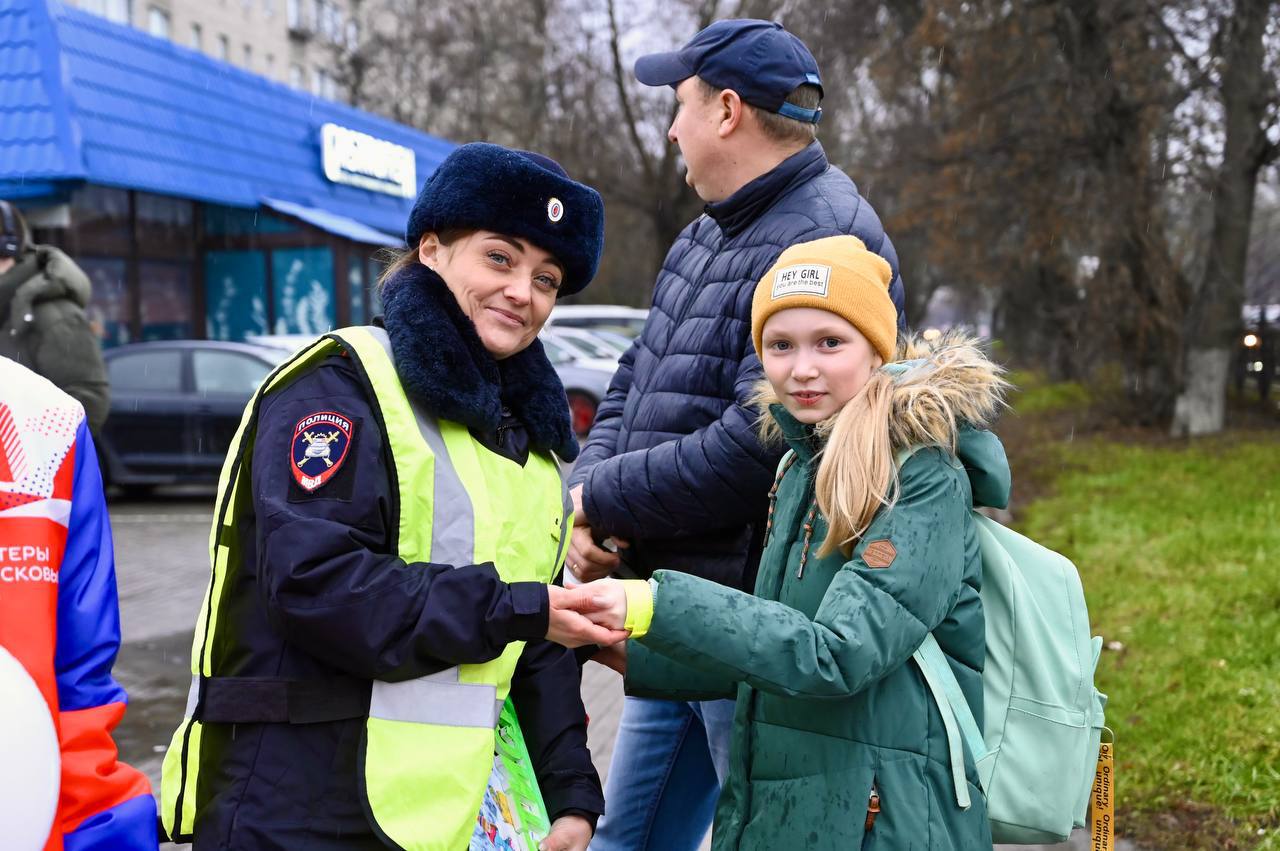 В Домодедово полицейские вместе с Волонтёрами Подмосковья напомнили пешеходам о важности ношения световозвращающих элементов В Домодедово полицейские вместе с Волонтёрами Подмосковья напомнили пешеходам о важности ношения световозвращающих элементов