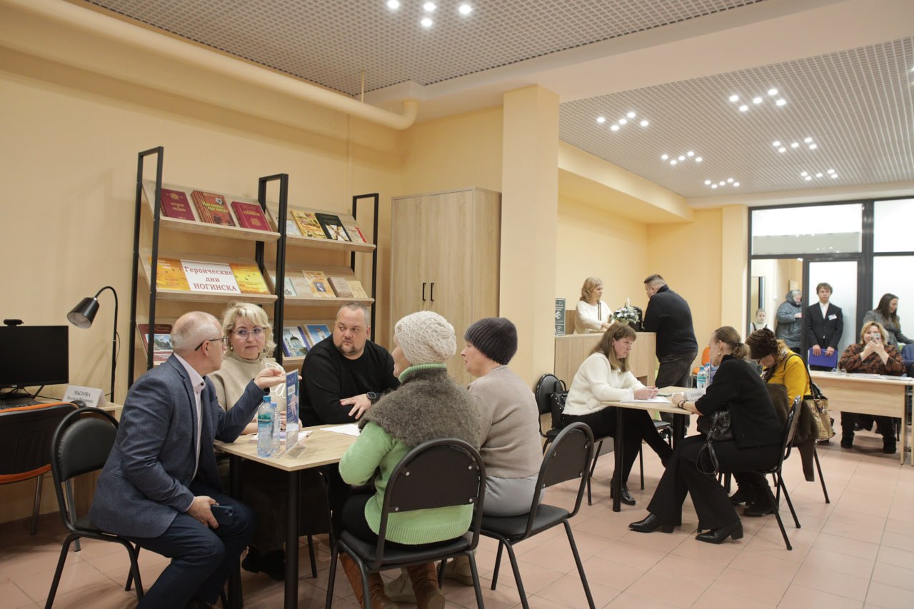 Игорь Сухин: Встречу с жителями в формате выездной администрации на этот раз провели в обновлённой Центральной библиотеке имени А.С. Пушкина. По традиции её посетило большое количество жителей, готовых задать вопросы и... Игорь Сухин: Встречу с жителями в формате выездной администрации на этот раз провели в обновлённой Центральной библиотеке имени А.С. Пушкина. По традиции её посетило большое количество жителей, готовых задать вопросы и...