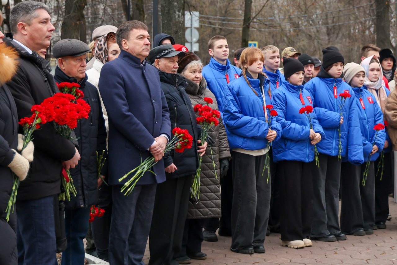 Возложение цветов на Мемориальном комплексе Возложение цветов на Мемориальном комплексе