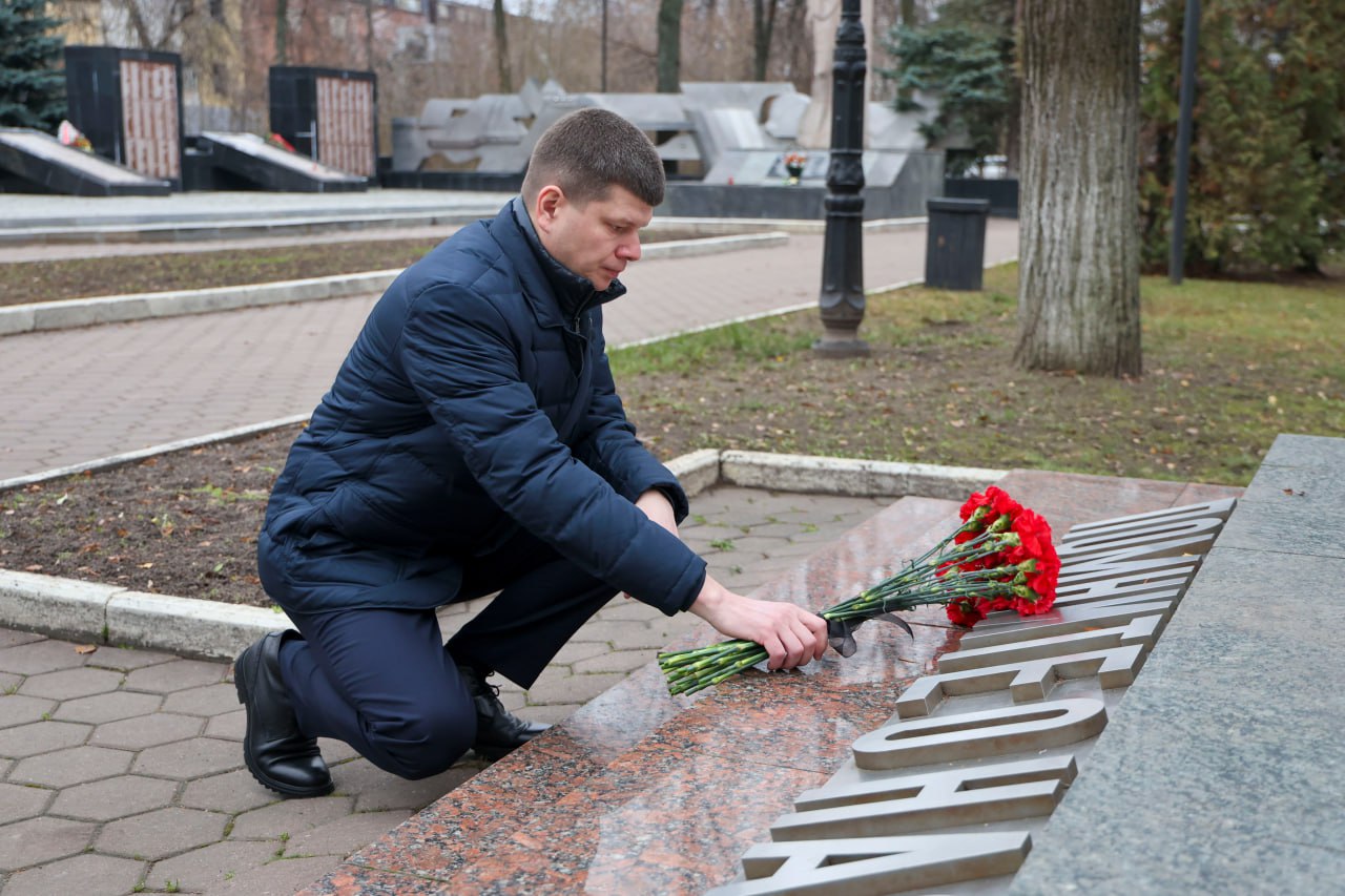 Возложение цветов на Мемориальном комплексе Возложение цветов на Мемориальном комплексе