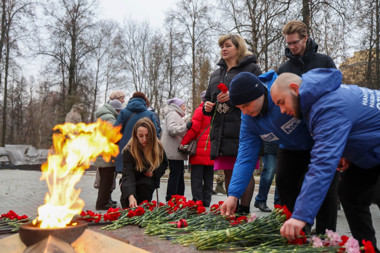 Возложение цветов на Мемориальном комплексе Возложение цветов на Мемориальном комплексе