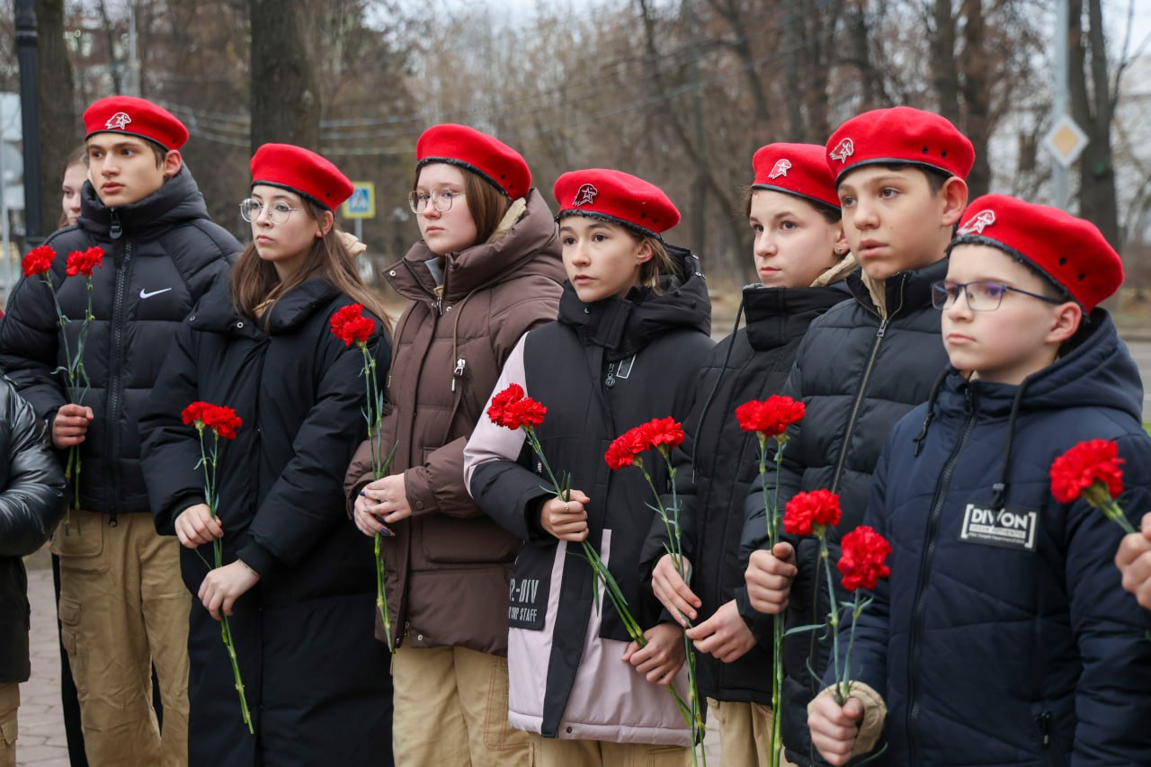 Возложение цветов на Мемориальном комплексе Возложение цветов на Мемориальном комплексе