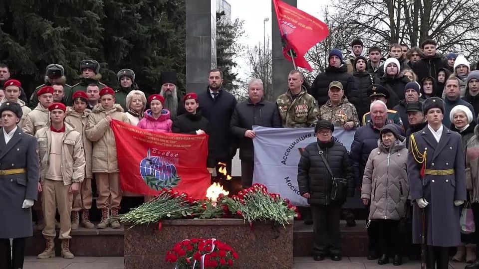 Михаил Собакин: В День Героев Отечества вместе с жителями, участниками специальной военной операции, ветеранами, духовенством, юнармейцами, волонтерами Подмосковья и юными хранителями истории собрались у Вечного огня, чтобы...