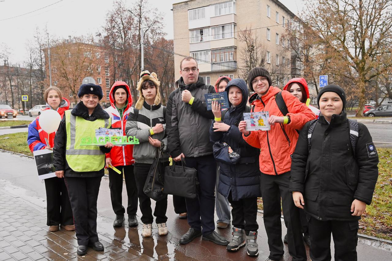В Домодедово полицейские вместе с Волонтёрами Подмосковья напомнили пешеходам о важности ношения световозвращающих элементов В Домодедово полицейские вместе с Волонтёрами Подмосковья напомнили пешеходам о важности ношения световозвращающих элементов