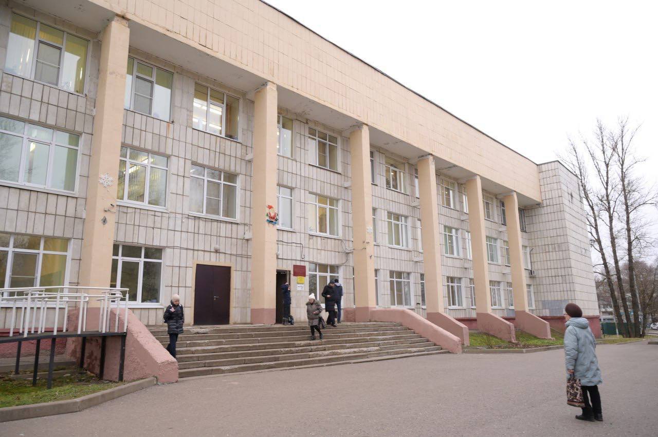 В школе №5 г. Пересвет состоялось торжественное открытие «Парты Героя» в память об участнике СВО Павле Зимине В школе №5 г. Пересвет состоялось торжественное открытие «Парты Героя» в память об участнике СВО Павле Зимине