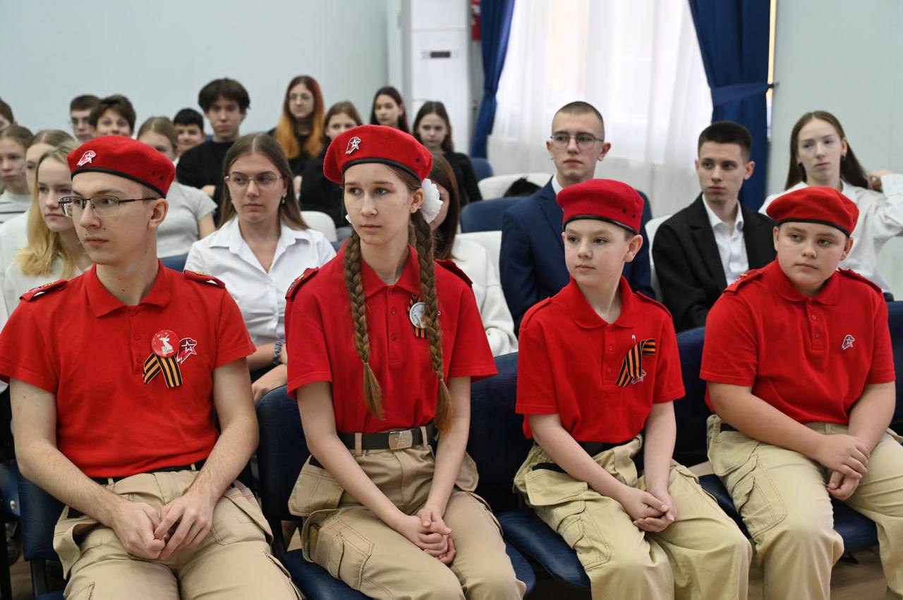 Сегодня, в День Героев Отечества, в школе №18 прошло мероприятие в рамках партийного проекта «Единой России» «Историческая память» Сегодня, в День Героев Отечества, в школе №18 прошло мероприятие в рамках партийного проекта «Единой России» «Историческая память»