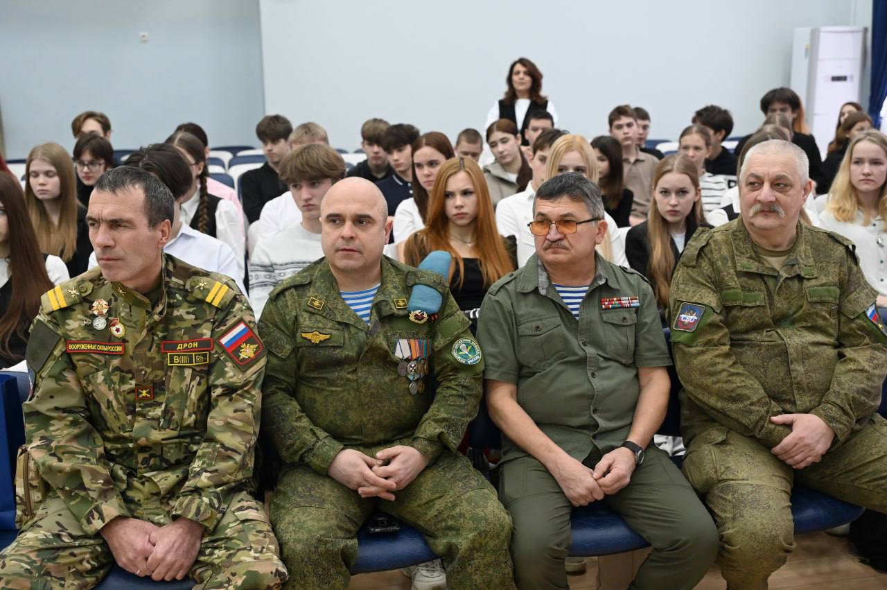 Сегодня, в День Героев Отечества, в школе №18 прошло мероприятие в рамках партийного проекта «Единой России» «Историческая память» Сегодня, в День Героев Отечества, в школе №18 прошло мероприятие в рамках партийного проекта «Единой России» «Историческая память»