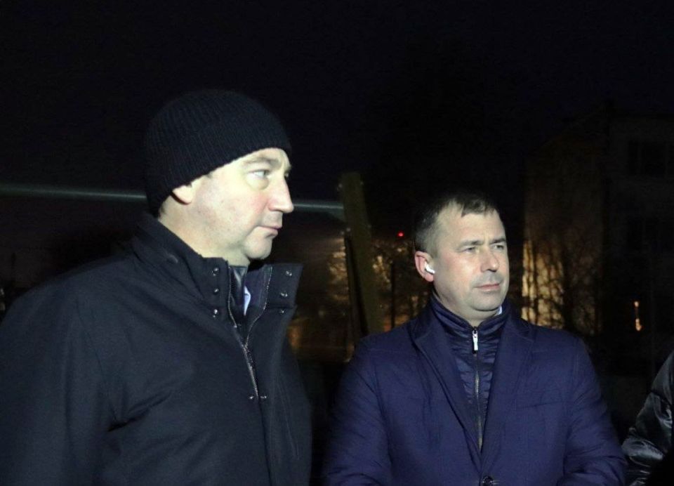 Вместе с жителями села Аксиньино руководитель муниципалитета Сергей Мужальских оценил завершение строительства детского игрового комплекса