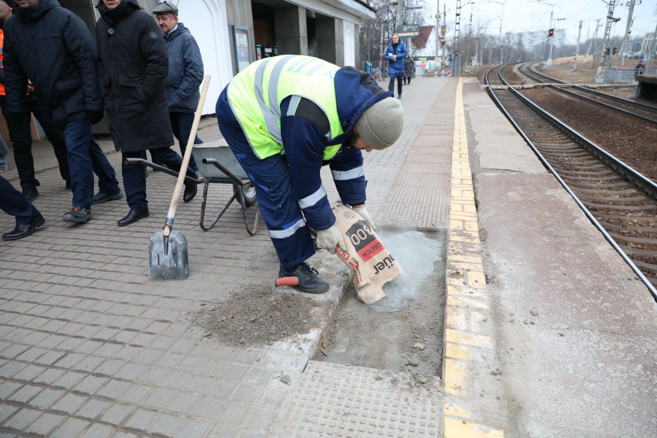 В Долгопрудном проверили состояние платформ и территорий МЦД В Долгопрудном проверили состояние платформ и территорий МЦД