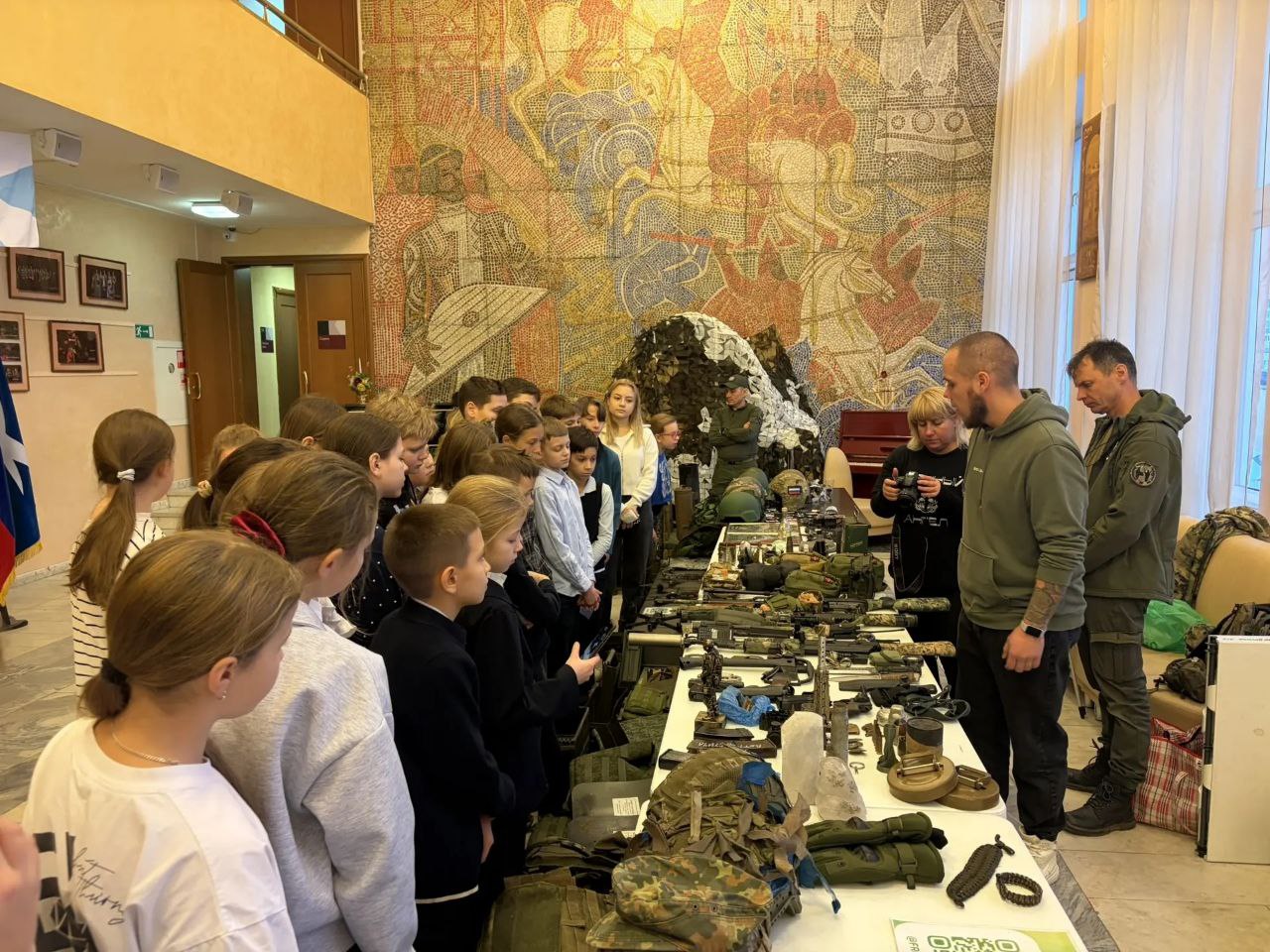 Россия – страна героев!. Сегодня ребята из 5 "А" класс отправились в удивительное путешествие по страницам истории нашей страны Россия – страна героев!. Сегодня ребята из 5 "А" класс отправились в удивительное путешествие по страницам истории нашей страны