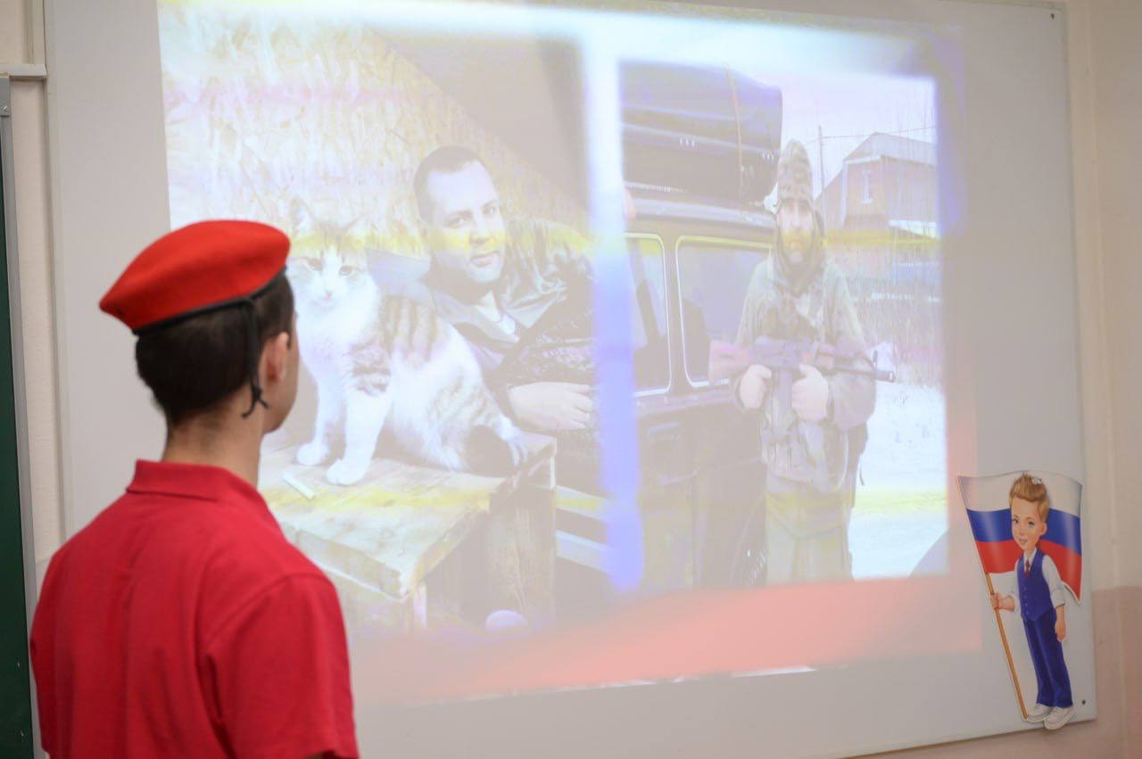 В школе №5 г. Пересвет состоялось торжественное открытие «Парты Героя» в память об участнике СВО Павле Зимине В школе №5 г. Пересвет состоялось торжественное открытие «Парты Героя» в память об участнике СВО Павле Зимине