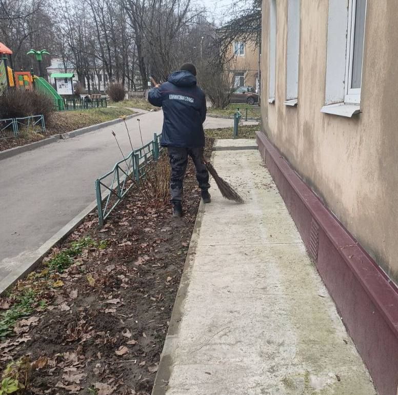 Дворники МБУ «Чеховское благоустройство», трудятся каждый день, чтобы дворовая территория оставалась чистой и ухоженной