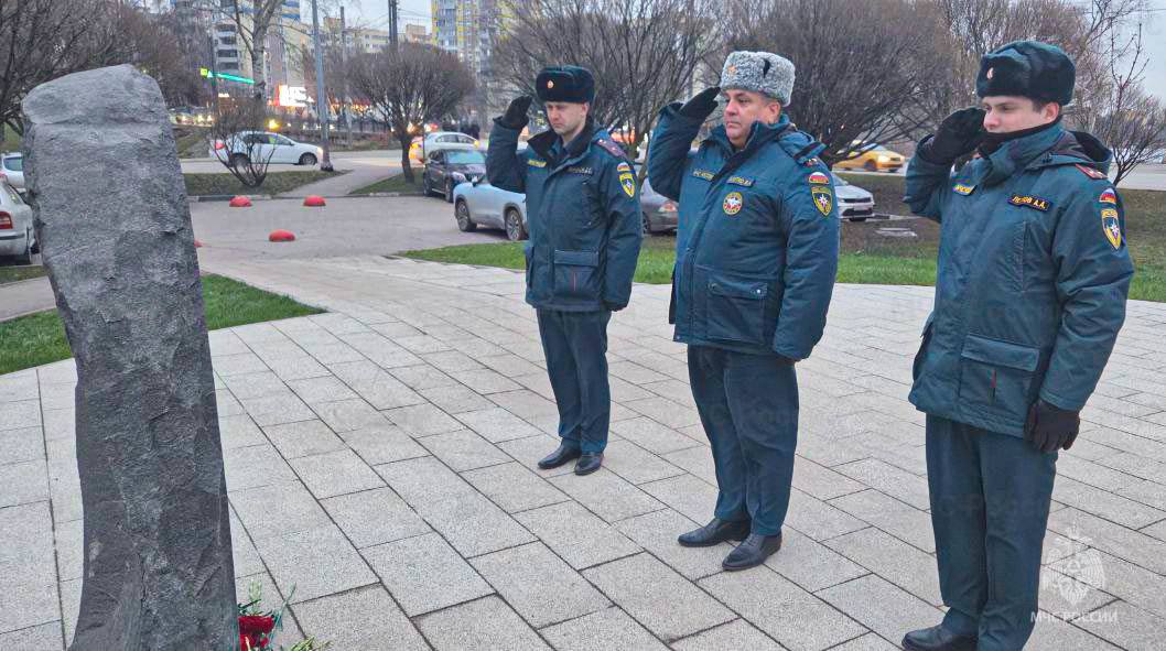 В Пушкино сотрудники МЧС России возложили цветы к мемориалам в День Героев Отечества В Пушкино сотрудники МЧС России возложили цветы к мемориалам в День Героев Отечества