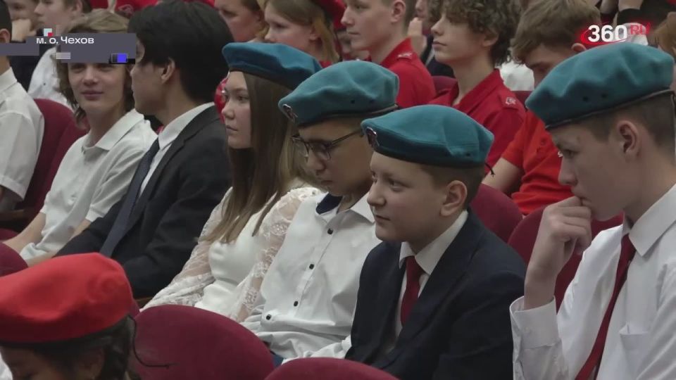 Михаил Собакин: В День Героев Отечества вручил Почетные грамоты и Благодарственные письма отличившимся юнармейцам и их координаторам за активное участие в деятельности движения