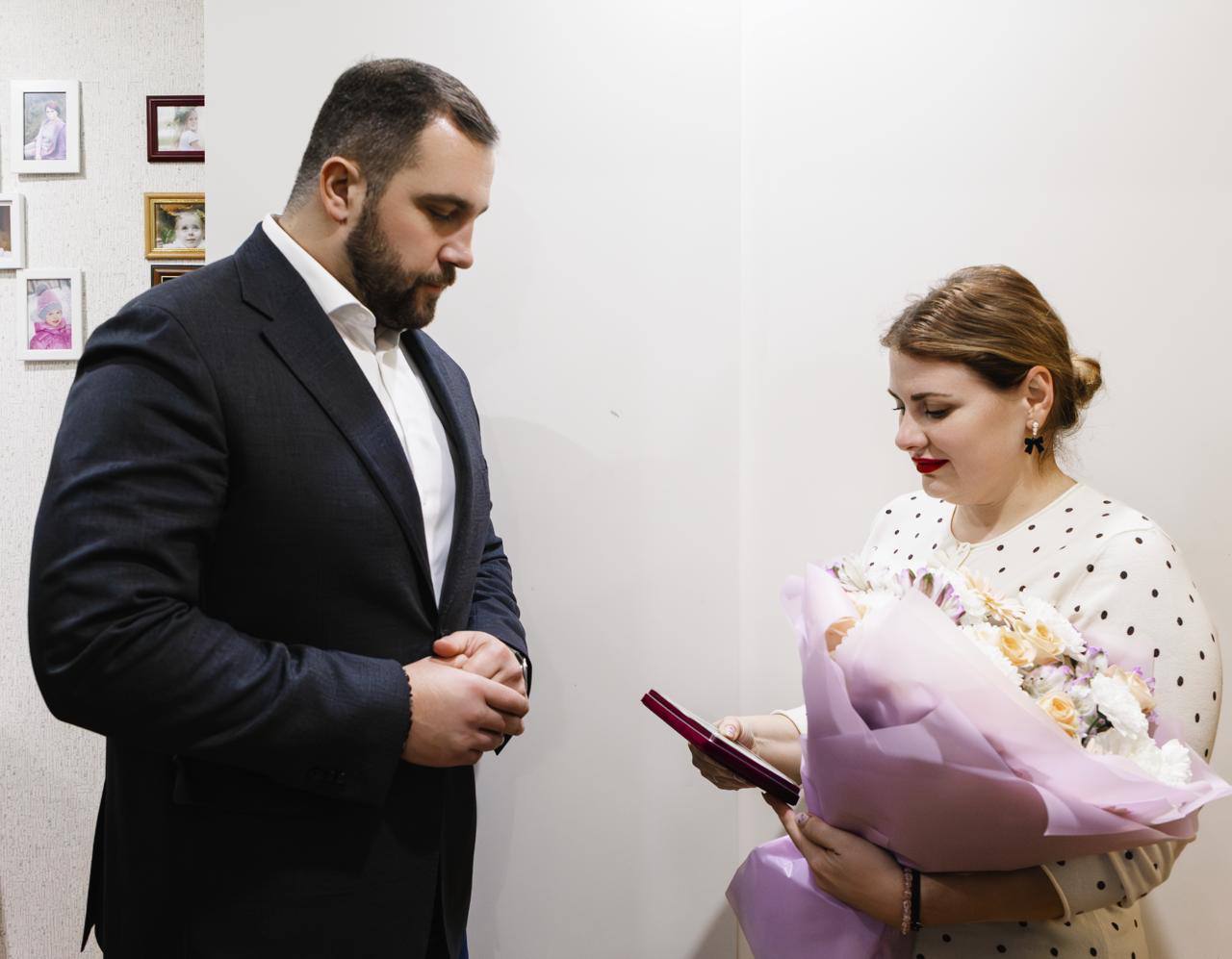 Михаил Собакин: Передал родственникам участника специальной военной операции награду – медаль «За отвагу» Михаил Собакин: Передал родственникам участника специальной военной операции награду – медаль «За отвагу»