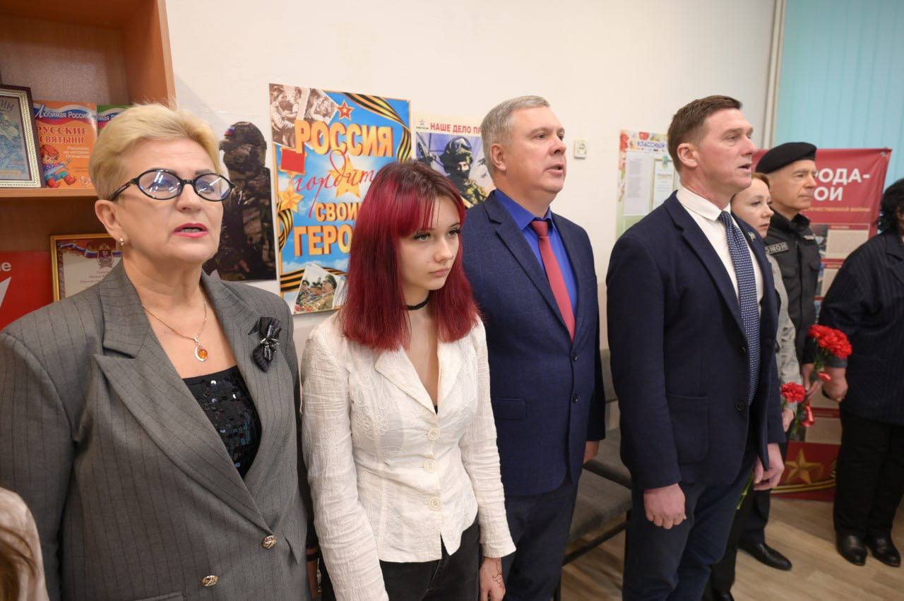 В школе №5 г. Пересвет состоялось торжественное открытие «Парты Героя» в память об участнике СВО Павле Зимине В школе №5 г. Пересвет состоялось торжественное открытие «Парты Героя» в память об участнике СВО Павле Зимине