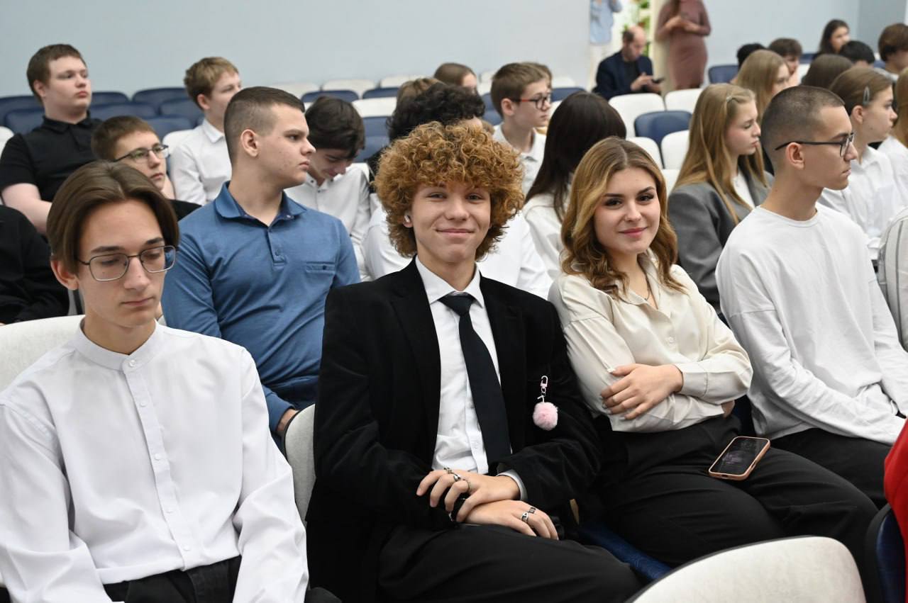 Сегодня, в День Героев Отечества, в школе №18 прошло мероприятие в рамках партийного проекта «Единой России» «Историческая память» Сегодня, в День Героев Отечества, в школе №18 прошло мероприятие в рамках партийного проекта «Единой России» «Историческая память»