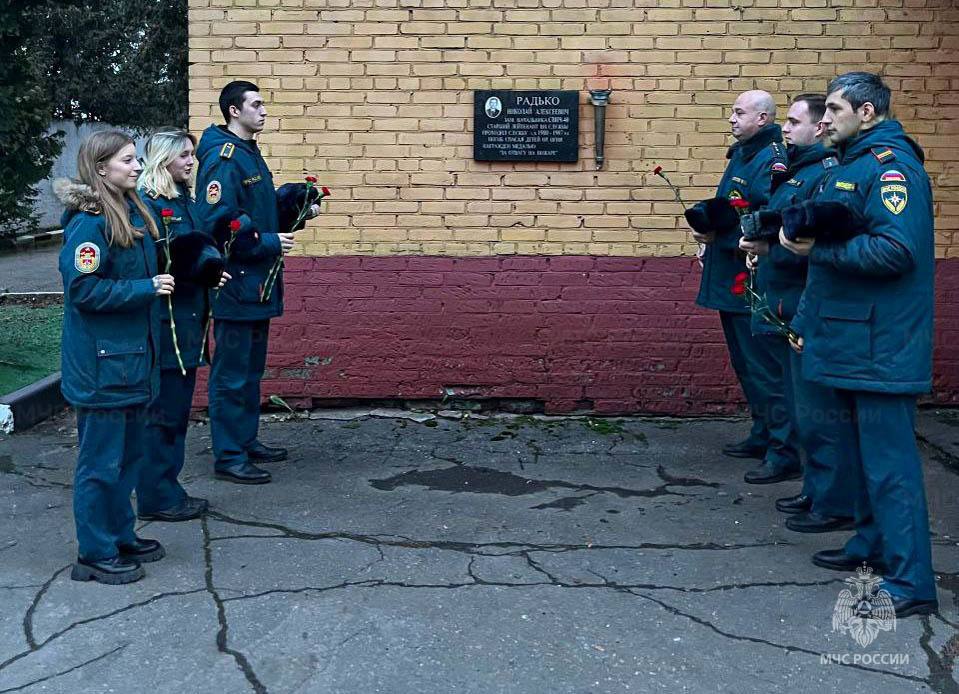 В Пушкино сотрудники МЧС России возложили цветы к мемориалам в День Героев Отечества В Пушкино сотрудники МЧС России возложили цветы к мемориалам в День Героев Отечества