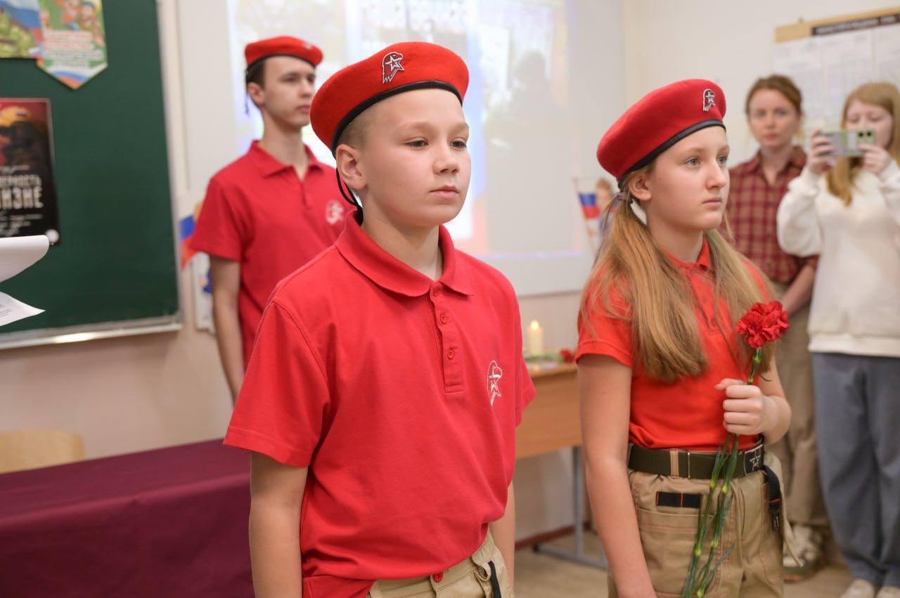 В школе №5 г. Пересвет состоялось торжественное открытие «Парты Героя» в память об участнике СВО Павле Зимине В школе №5 г. Пересвет состоялось торжественное открытие «Парты Героя» в память об участнике СВО Павле Зимине