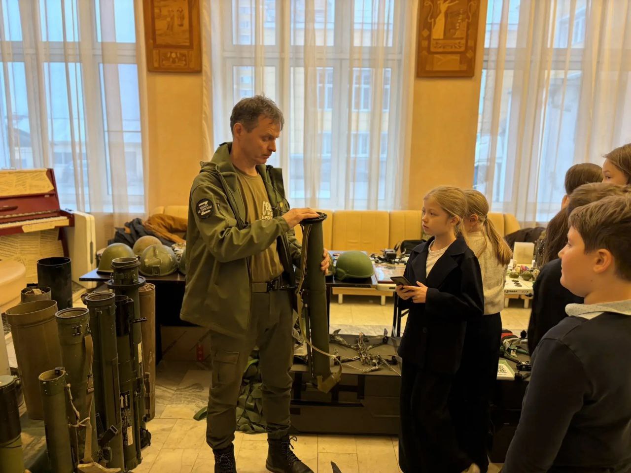 Россия – страна героев!. Сегодня ребята из 5 "А" класс отправились в удивительное путешествие по страницам истории нашей страны Россия – страна героев!. Сегодня ребята из 5 "А" класс отправились в удивительное путешествие по страницам истории нашей страны