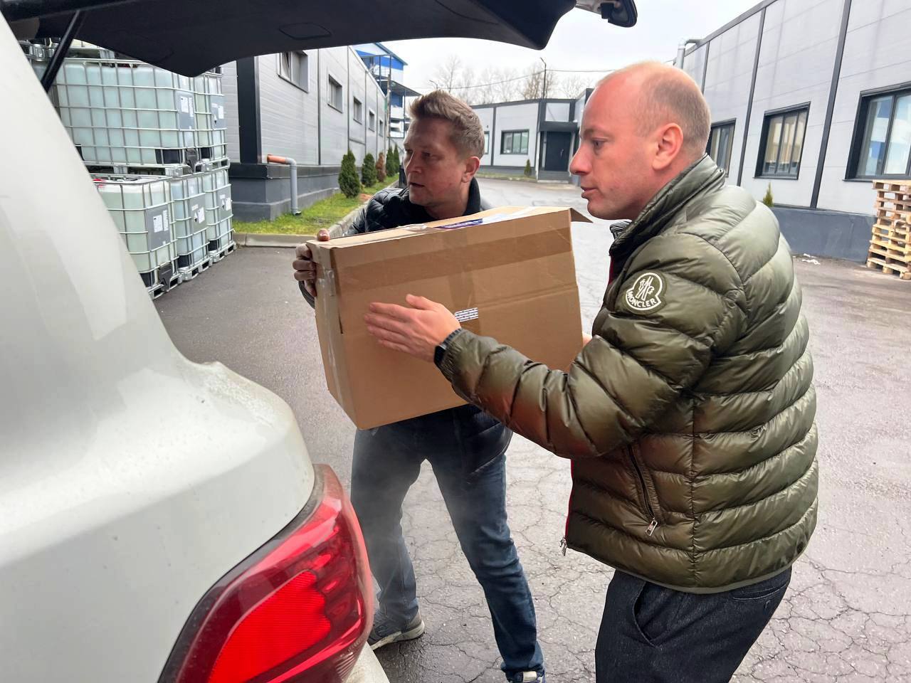 8 декабря пушкинский депутат Дмитрий Кульков совместно с волонтером Андреем Коровкиным организовали передачу крупной партии гуманитарной помощи 8 декабря пушкинский депутат Дмитрий Кульков совместно с волонтером Андреем Коровкиным организовали передачу крупной партии гуманитарной помощи