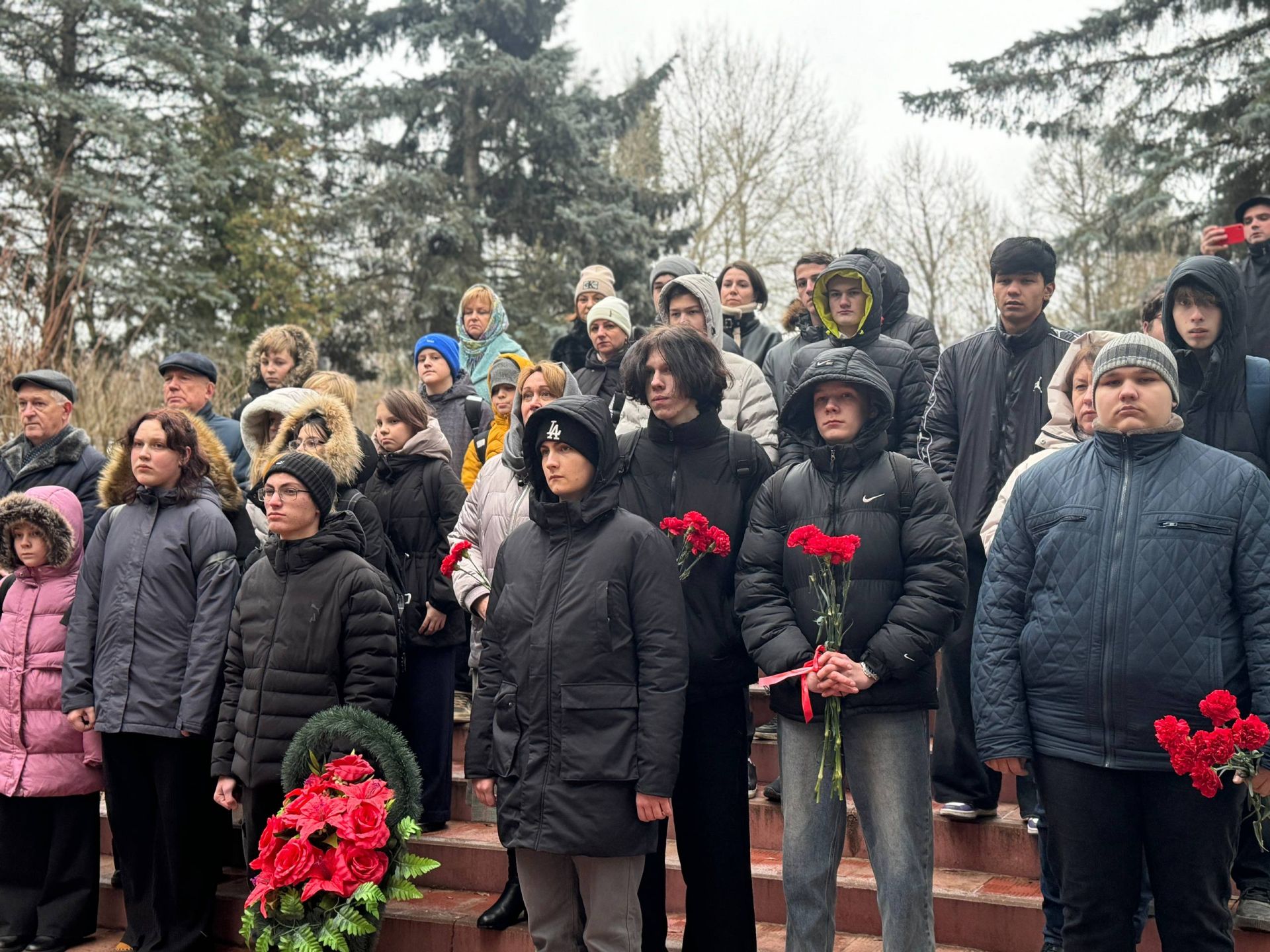 Наши новости. 9 декабря в с. Новый Быт м.о. Чехов, состоялась церемония возложения венков и цветов к Обелиску Победы, посвящённая Дню Героев Отечества Наши новости. 9 декабря в с. Новый Быт м.о. Чехов, состоялась церемония возложения венков и цветов к Обелиску Победы, посвящённая Дню Героев Отечества