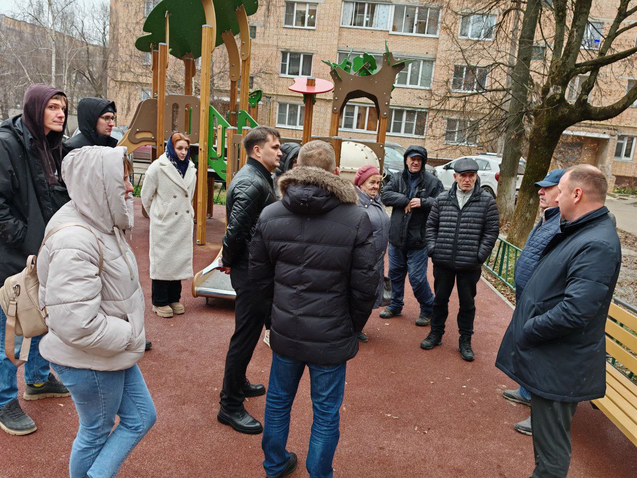 Сегодня состоялась встреча с жителями и обход внутридворовых территорий по адресу: ул. Чехова, д. 73 Сегодня состоялась встреча с жителями и обход внутридворовых территорий по адресу: ул. Чехова, д. 73