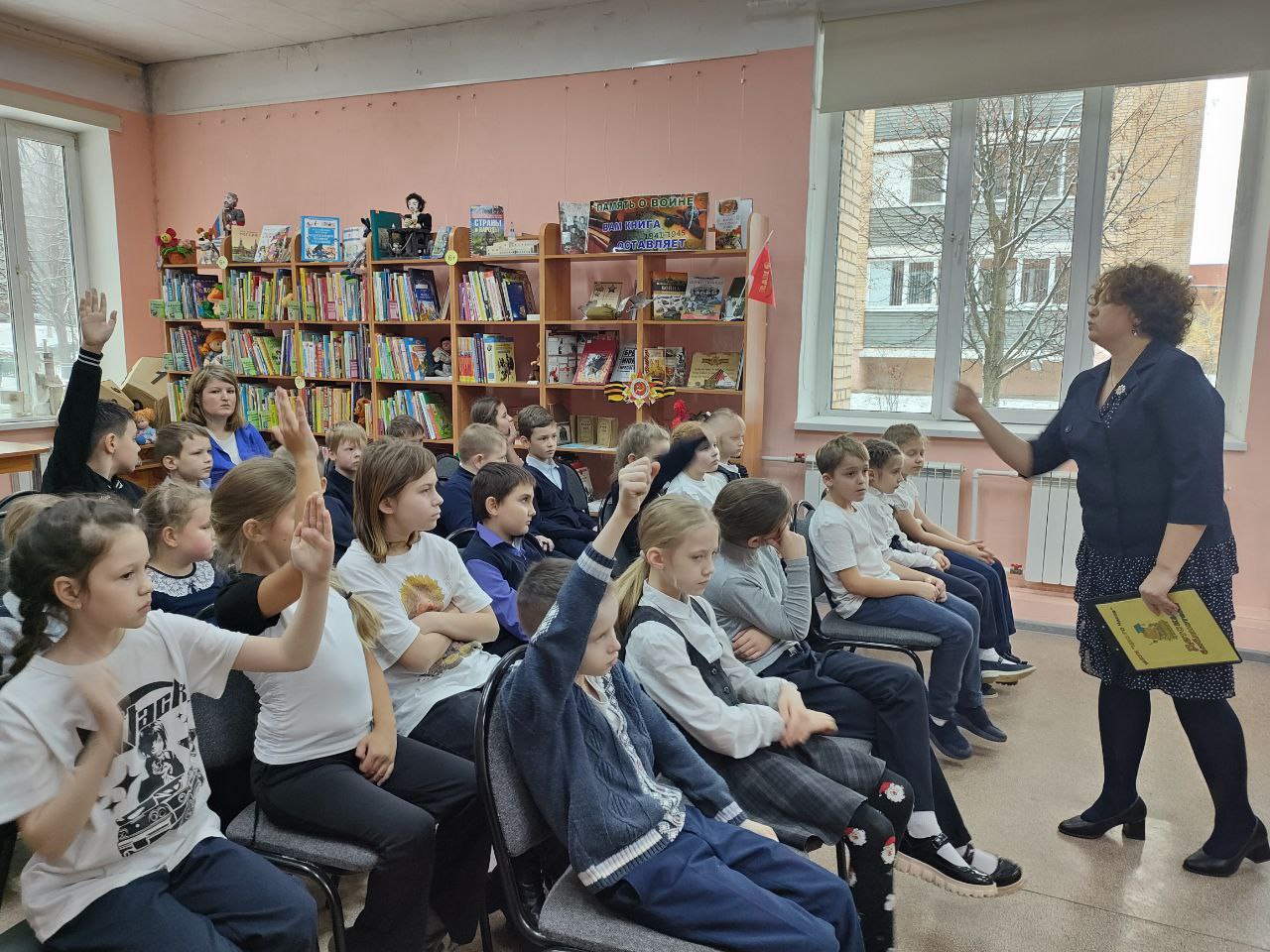 О героях Отечества всех времен говорили в чеховской библиотеке со школьниками