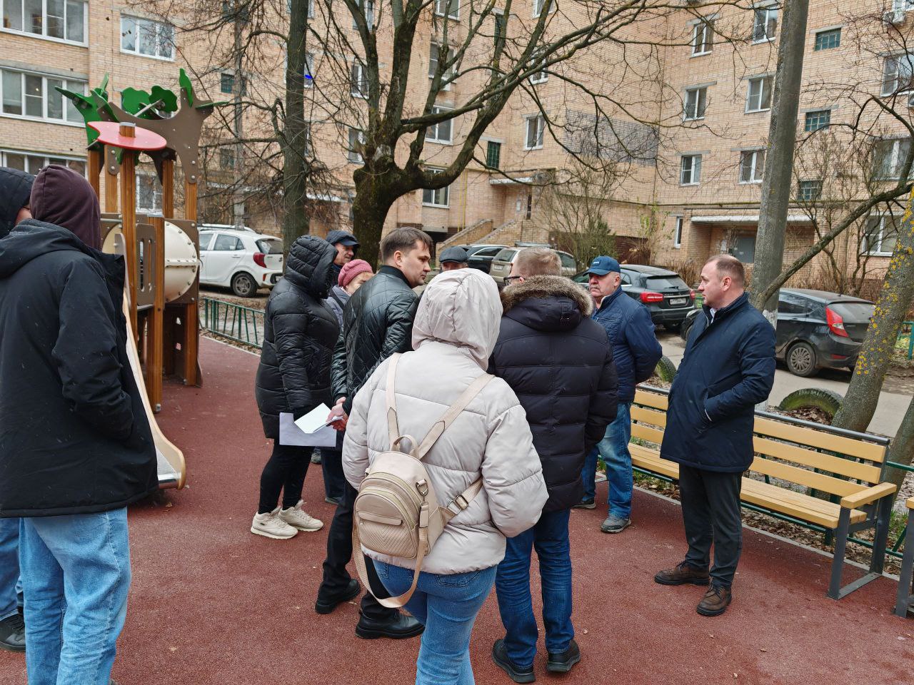 Сегодня состоялась встреча с жителями и обход внутридворовых территорий по адресу: ул. Чехова, д. 73 Сегодня состоялась встреча с жителями и обход внутридворовых территорий по адресу: ул. Чехова, д. 73