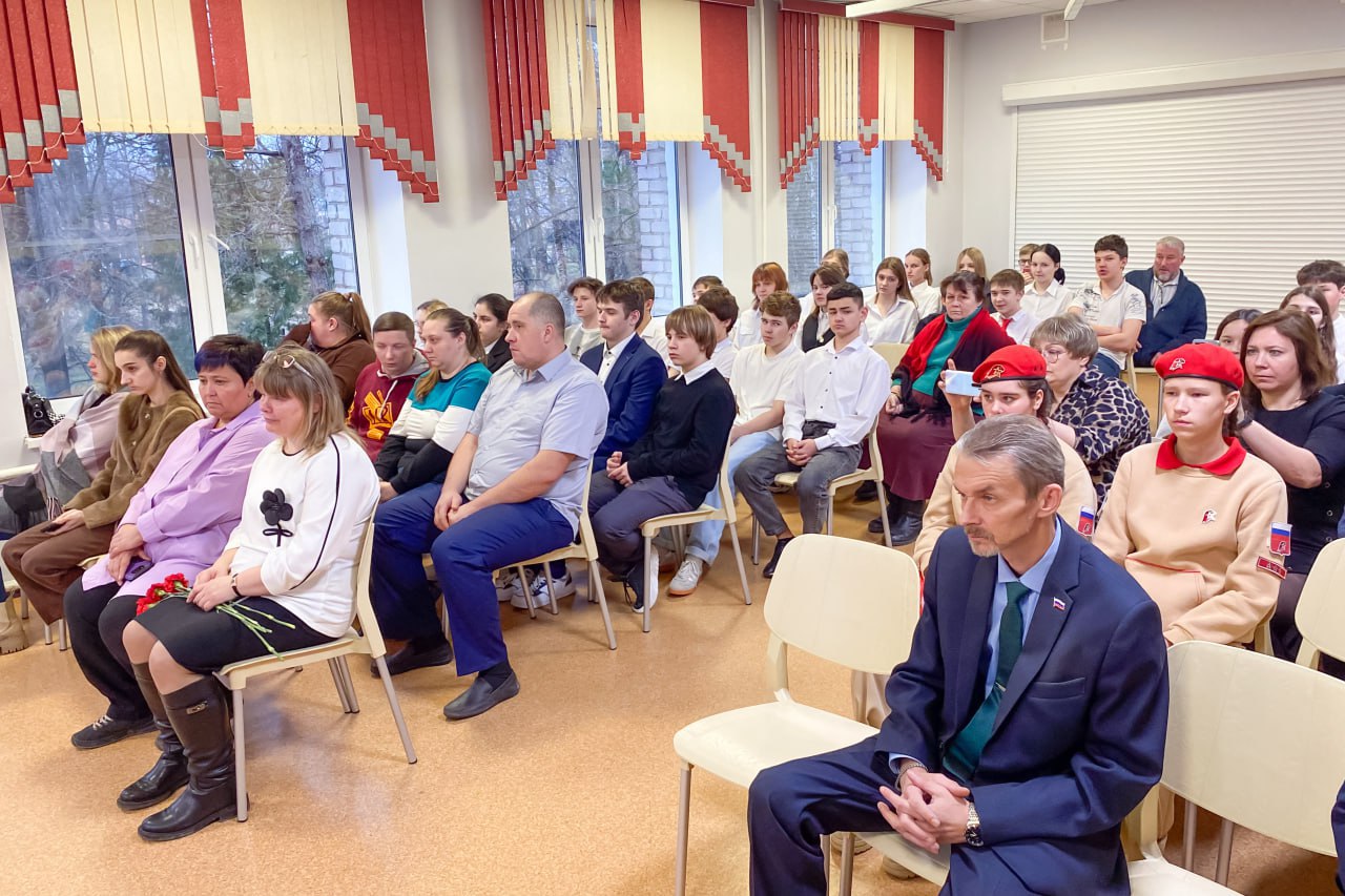 В День Героев Отечества в Сергиево-Посадской школе №14 открыли «Парту Героя» в память об участнике СВО Сергее Кузине В День Героев Отечества в Сергиево-Посадской школе №14 открыли «Парту Героя» в память об участнике СВО Сергее Кузине