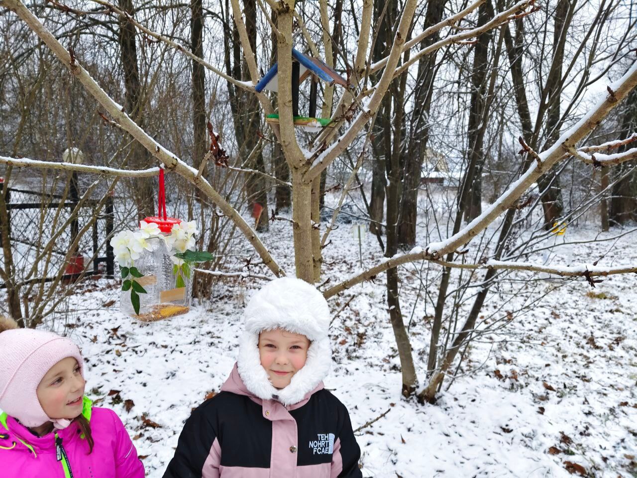 Сегодня в снежный зимний денек, Орлята России и Юннаты Первых МБОУ СОШ № 9 развесили кормушки и разместили их в пришкольном парке в местах частого пребывания воробьёв, синиц, снегирей и других птиц Сегодня в снежный зимний денек, Орлята России и Юннаты Первых МБОУ СОШ № 9 развесили кормушки и разместили их в пришкольном парке в местах частого пребывания воробьёв, синиц, снегирей и других птиц
