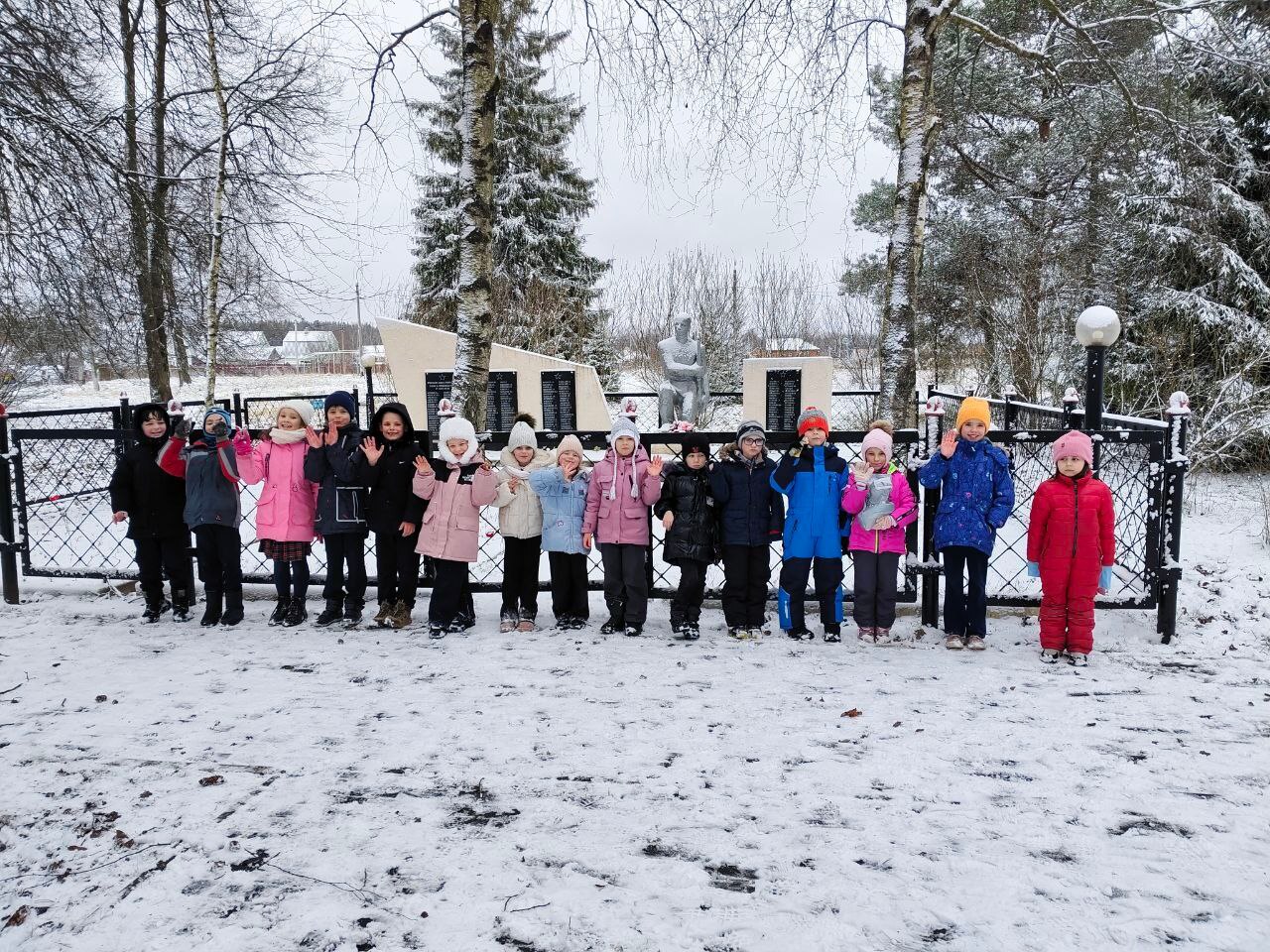 Сегодня в снежный зимний денек, Орлята России и Юннаты Первых МБОУ СОШ № 9 развесили кормушки и разместили их в пришкольном парке в местах частого пребывания воробьёв, синиц, снегирей и других птиц Сегодня в снежный зимний денек, Орлята России и Юннаты Первых МБОУ СОШ № 9 развесили кормушки и разместили их в пришкольном парке в местах частого пребывания воробьёв, синиц, снегирей и других птиц