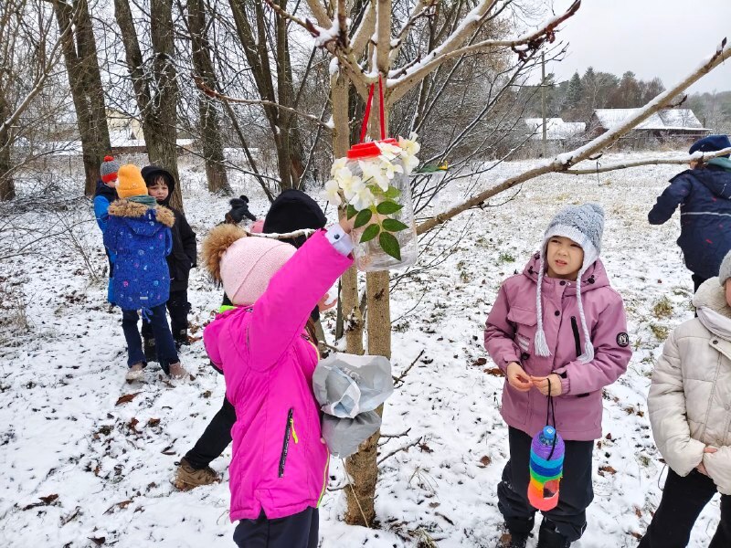 Сегодня в снежный зимний денек, Орлята России и Юннаты Первых МБОУ СОШ № 9 развесили кормушки и разместили их в пришкольном парке в местах частого пребывания воробьёв, синиц, снегирей и других птиц Сегодня в снежный зимний денек, Орлята России и Юннаты Первых МБОУ СОШ № 9 развесили кормушки и разместили их в пришкольном парке в местах частого пребывания воробьёв, синиц, снегирей и других птиц