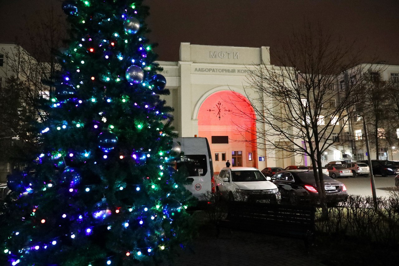Новое искусство в Долгопрудном: в МФТИ открылась уникальная выставка Новое искусство в Долгопрудном: в МФТИ открылась уникальная выставка