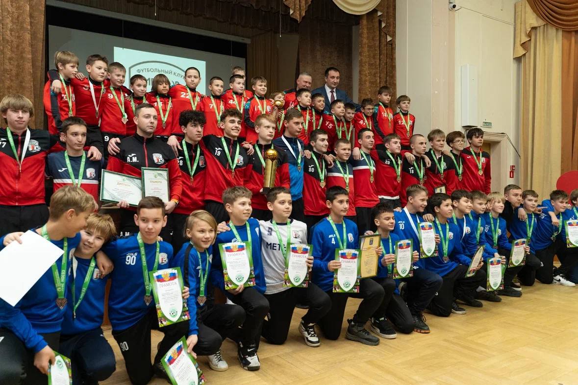 Глава Жуковского наградил юных футболистов по итогам сезона 2025 года Глава Жуковского наградил юных футболистов по итогам сезона 2025 года