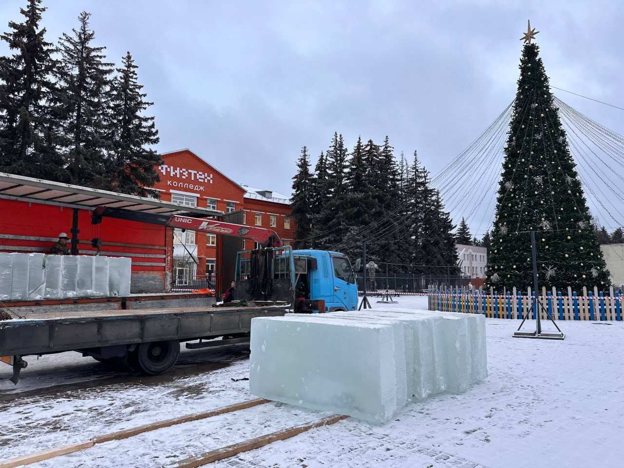 В Долгопрудном начинается строительство сказочного ледового городка В Долгопрудном начинается строительство сказочного ледового городка